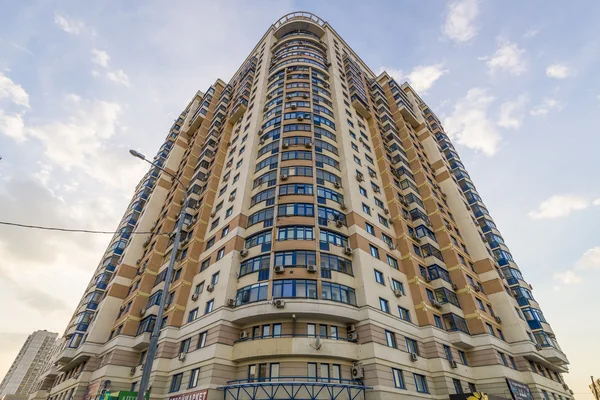 Modern multi-storey residential building with apartments and balconies. Facades stretching up. — Stock Photo, Image