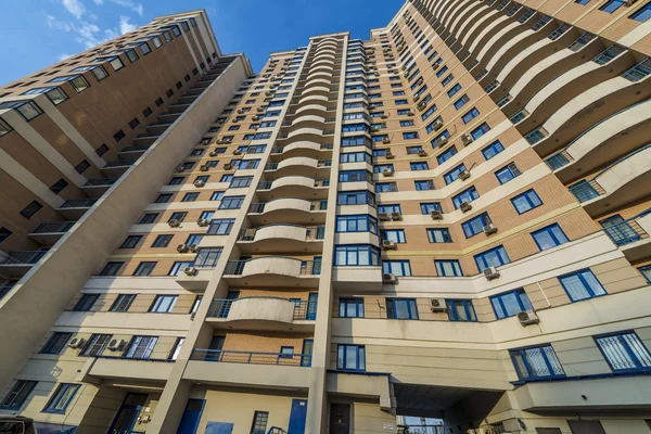 çok katlı konut daire ve balkon ile bina modern. kadar uzanan cepheler.