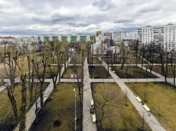 Вид на жилые кварталы и улицы Москвы весной на закате — стоковое фото