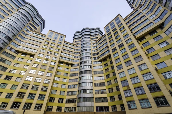 Edifício residencial moderno de vários andares com apartamentos e varandas. Fachadas estendendo-se . — Fotografia de Stock