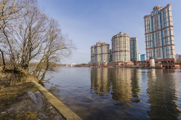 Vista de las zonas residenciales y las calles de Moscú en la primavera al atardecer —  Fotos de Stock