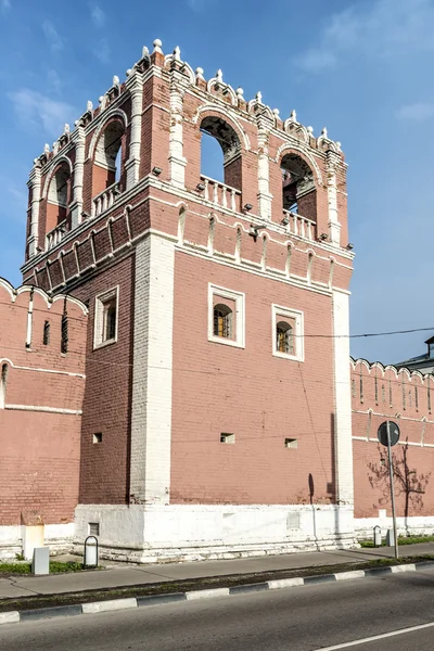 Tower walls and gates of the Orthodox monastery in Moscow in Russian Baroque style — Stock Photo, Image