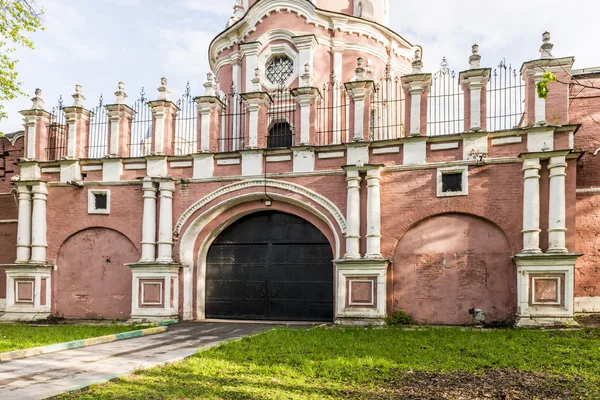 Stěny věže a brány pravoslavného kláštera v Moskvě v ruské barokním stylu — Stock fotografie