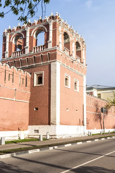 Muralhas de torre e portões do mosteiro ortodoxo em Moscou em estilo barroco russo — Fotografia de Stock