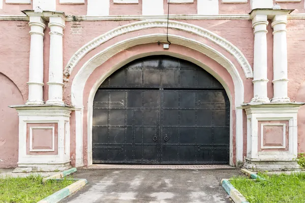 Les murs de la tour et les portes du monastère orthodoxe de Moscou dans le style baroque russe — Photo
