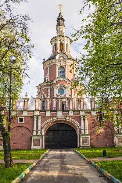 Tower walls and gates of the Orthodox monastery in Moscow in Russian Baroque style — Stock Photo, Image