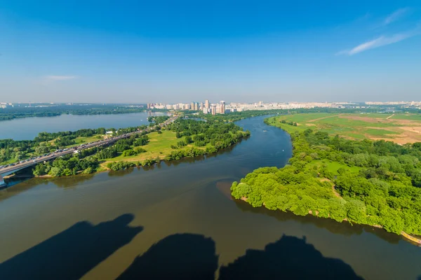 Vista sulla valle del fiume Mosca e nuove aree dell'estate di Mosca — Foto Stock