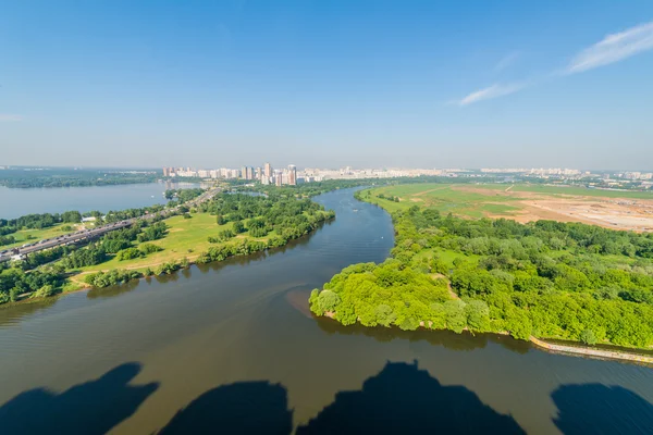 Vista sulla valle del fiume Mosca e nuove aree dell'estate di Mosca — Foto Stock