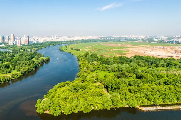 Vista sulla valle del fiume Mosca e nuove aree dell'estate di Mosca — Foto Stock