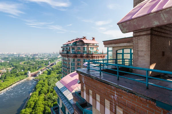 Amplio balcón en el techo de casas residenciales de lujo modernas. Ático — Foto de Stock