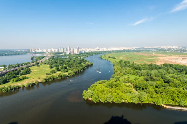 Uitzicht op de Moskou rivier vallei en nieuwe gebieden van de Moskou-zomer — Stockfoto