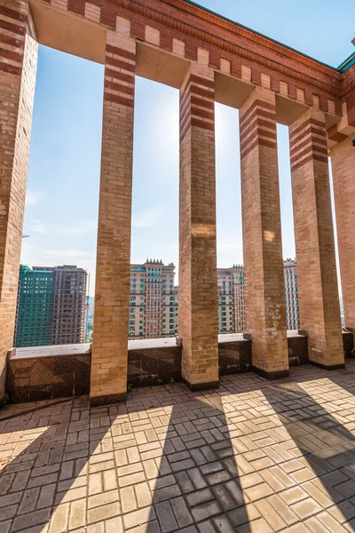 Großer Balkon auf dem Dach moderner gehobener Wohnhäuser. Penthouse — Stockfoto