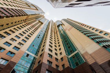 çok katlı konut daire ve balkon ile bina modern. kadar uzanan cepheler.