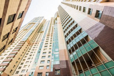 çok katlı konut daire ve balkon ile bina modern. kadar uzanan cepheler.