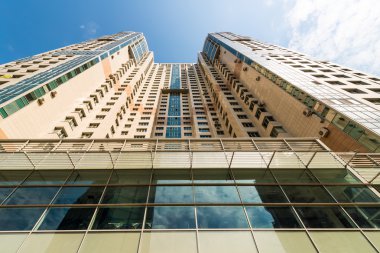 çok katlı konut daire ve balkon ile bina modern. kadar uzanan cepheler.