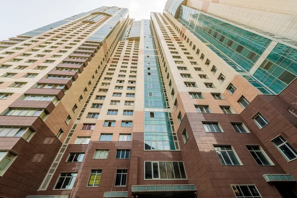 Modern multi-storey residential building with apartments and balconies. Facades stretching up. — Stock Photo, Image