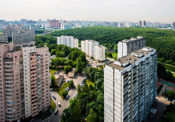 Vista das áreas residenciais e das ruas de Moscou na primavera ao pôr do sol — Fotografia de Stock