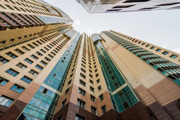 Modern multi-storey residential building with apartments and balconies. Facades stretching up. — Stock Photo, Image