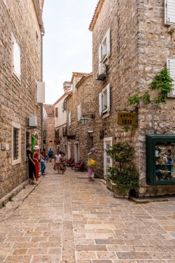 eski budva. evler, caddeler ve sokaklar şehrin. Karadağ