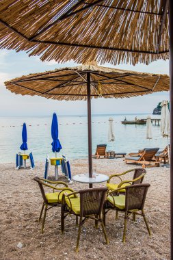 Budva'nın geceleri boş plaj