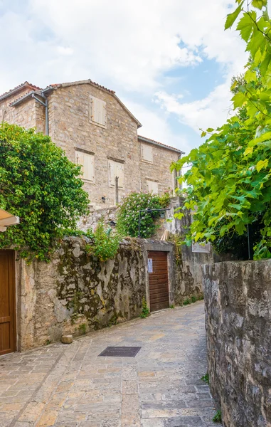 Old Budva. Houses, streets and alleys of the city. Montenegro — Stock Photo, Image
