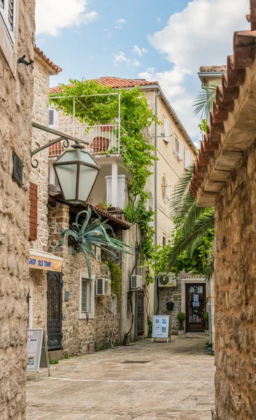 Viejo Budva. Casas, calles y callejones de la ciudad. Montenegro — Foto de Stock