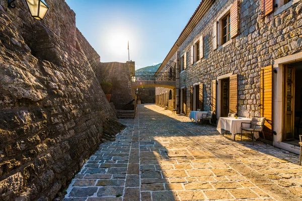 Stará pevnost v Černá Hora Budva na pláži s prastaré kamenné zdi — Stock fotografie
