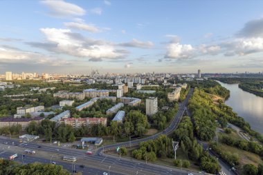 Moskova yerleşim alanları. Modern yüksek katlı binalar ve şehrin sokaklarında