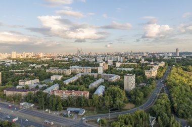 Moskova yerleşim alanları. Modern yüksek katlı binalar ve şehrin sokaklarında