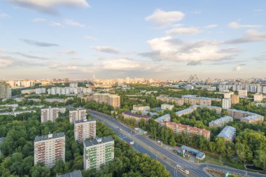 Moskova yerleşim alanları. Modern yüksek katlı binalar ve şehrin sokaklarında