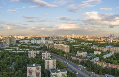 Moskova yerleşim alanları. Modern yüksek katlı binalar ve şehrin sokaklarında