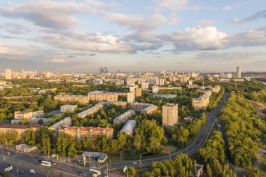Moskova yerleşim alanları. Modern yüksek katlı binalar ve şehrin sokaklarında