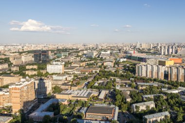 Moskova yerleşim alanları. Modern yüksek katlı binalar ve şehrin sokaklarında
