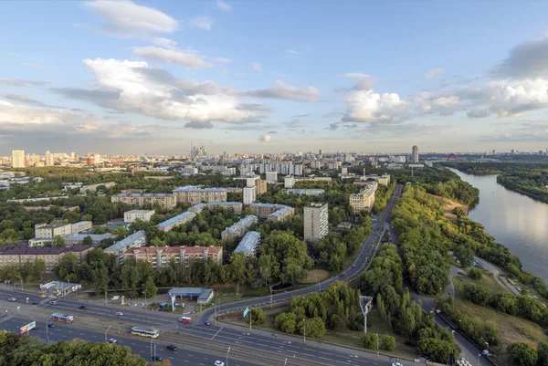 Áreas residenciais em Moscou. Edifícios modernos de arranha-céus e ruas da cidade — Fotografia de Stock