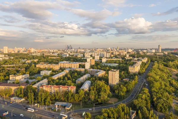 Moskova yerleşim alanları. Modern yüksek katlı binalar ve şehrin sokaklarında