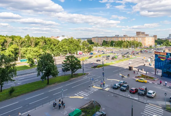 모스크바에서 주거 지역입니다. 현대 고층 건물 및 도시의 거리 — 스톡 사진
