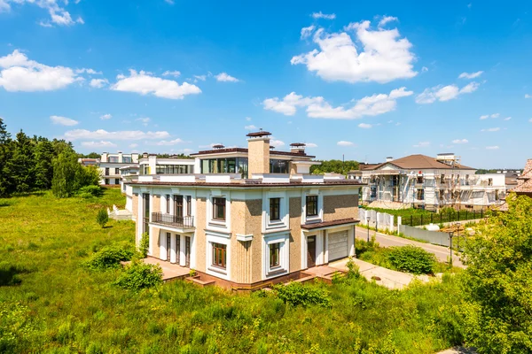 Kendi ülke sitesinde güzel bir iki katlı ev