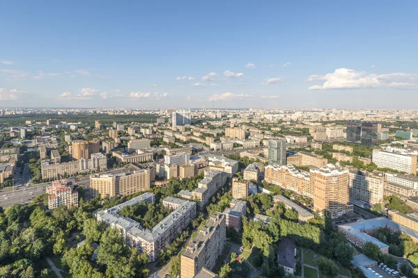 Áreas residenciais em Moscou. Edifícios modernos de arranha-céus e ruas da cidade — Fotografia de Stock