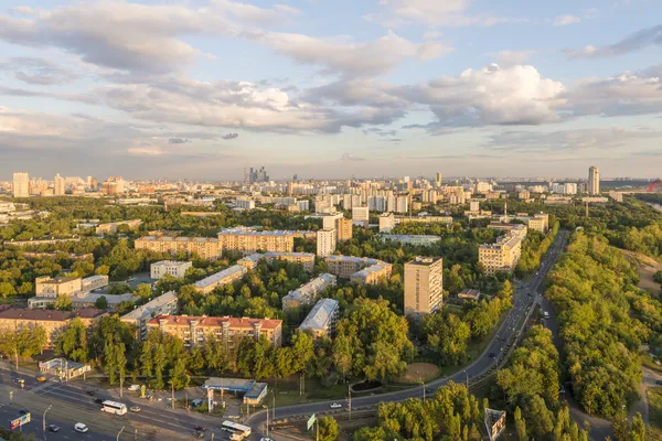 Lakóterületek Moszkvában. Modern sokemeletes épületek, és a város utcáin Stock Kép