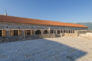 Budva Karadağ antik taş duvarlar ile sahilde eski kale