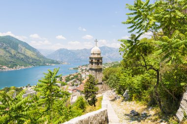 duvarlı şehir olan saint john Kotor şehir. dağlar ve merdivenlerden yukarı şehrinin duvarlarının. eski duvar kalıntıları