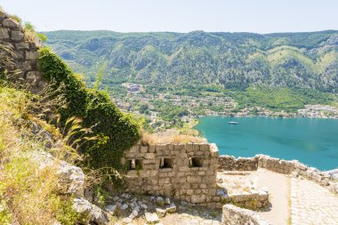 duvarlı şehir olan saint john Kotor şehir. dağlar ve merdivenlerden yukarı şehrinin duvarlarının. eski duvar kalıntıları