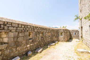duvarlı şehir olan saint john Kotor şehir. dağlar ve merdivenlerden yukarı şehrinin duvarlarının. eski duvar kalıntıları
