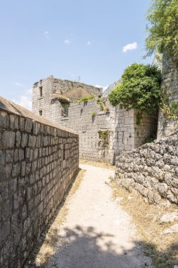 duvarlı şehir olan saint john Kotor şehir. dağlar ve merdivenlerden yukarı şehrinin duvarlarının. eski duvar kalıntıları