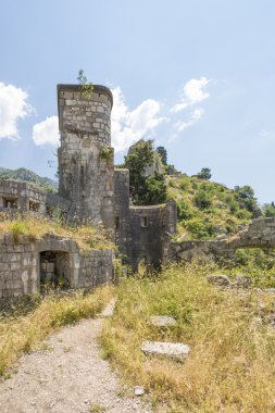 duvarlı şehir olan saint john Kotor şehir. dağlar ve merdivenlerden yukarı şehrinin duvarlarının. eski duvar kalıntıları
