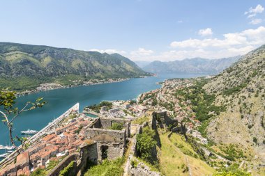 duvarlı şehir olan saint john Kotor şehir. dağlar ve merdivenlerden yukarı şehrinin duvarlarının. eski duvar kalıntıları