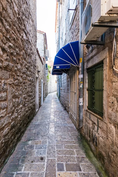 Viejo Budva. Casas, calles y callejones de la ciudad. Montenegro — Foto de Stock