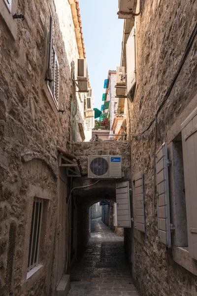 Viejo Budva. Casas, calles y callejones de la ciudad. Montenegro — Foto de Stock