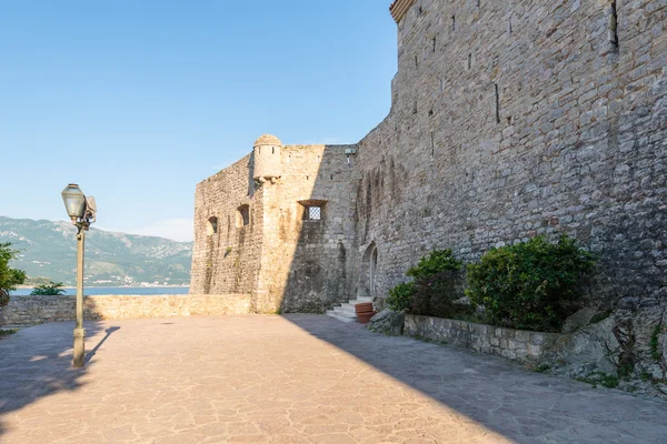 Benteng tua di Budva Montenegro di pantai dengan dinding batu kuno — Stok Foto
