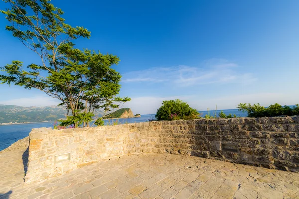 Stará pevnost v Černá Hora Budva na pláži s prastaré kamenné zdi — Stock fotografie